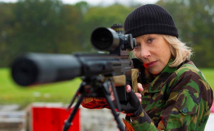 Kugleregn. Helen Mirren i rollen som sexet actionwoman. 