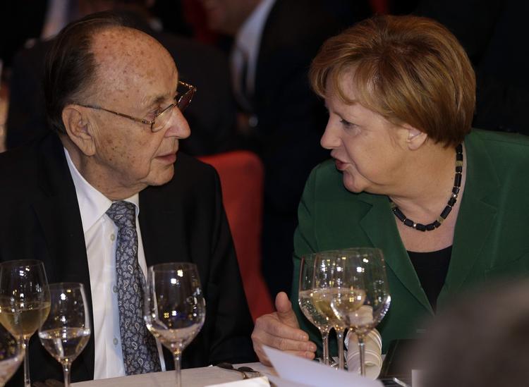 belastet. Den tidligere tyske indenrigsminister, udenrigsminister og vice-kansler, Hans-Dietrich Genscher (tv) sammen med den nuværende kansler i Tyskland, Angela Merkel ved en officiel middag sidste år. 