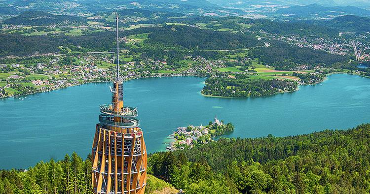 Udsigt. Når du først er kommet op til toppen af tårnet, kan du tage en 160 meter lang rutsjebane ned igen. 