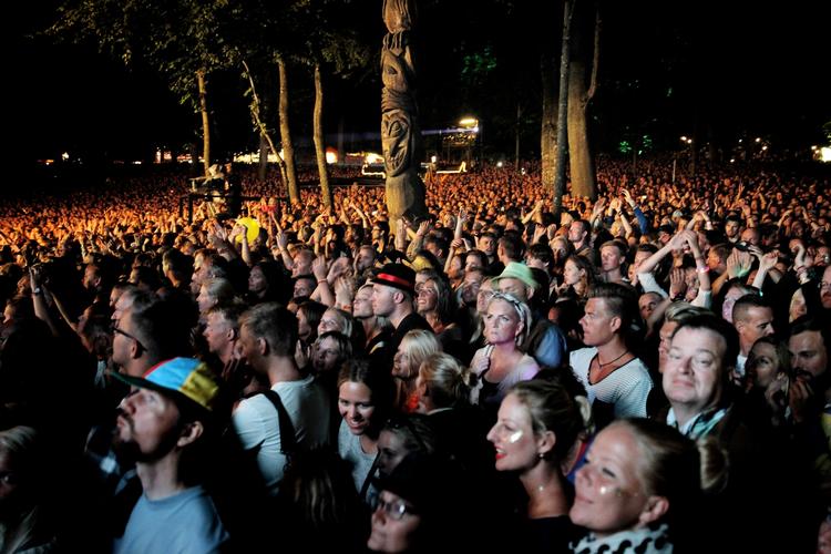 Trækplaster. 53.400 publikummer stod foran Bøgescenen onsdag aften. For mange, mener anmelderne. Fint, mener Smukfests talsmand. 