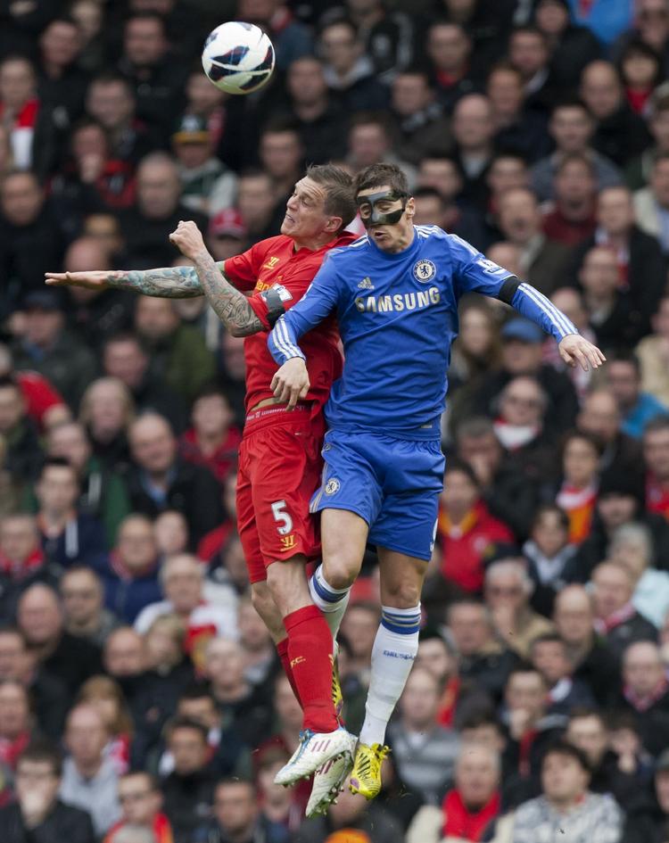 Duel. Daniel Agger (tv) plejer en mindre skade i øjeblikket. Han var ikke med i aftes, da Liverpool vandt en træningskamp 4-1 i Norge over Vålerenga. 