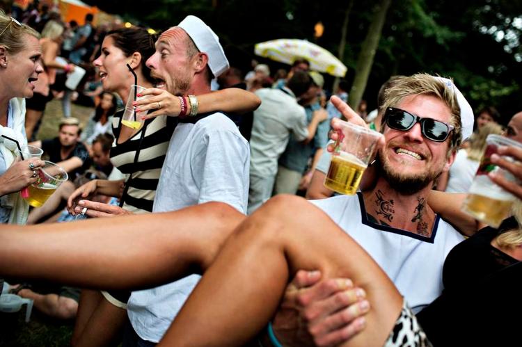 SKÅL. Smukfest er i gang. 'Mester Blume' og 'mester Nymand' siger, at de har lagt skibet i havn for at indtage skoven og pigerne. 