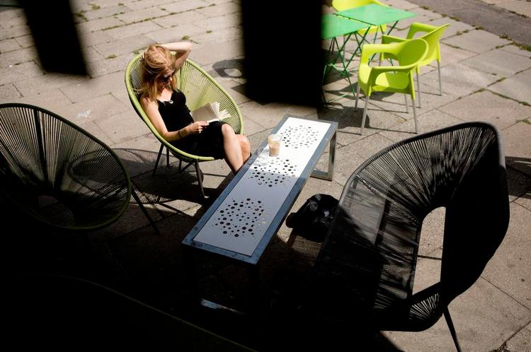 lysegrønt. Ama'rdillo ligger på et lille torv, som hen over sommeren er blevet ivrigt besøgt af mødre på barsel. 