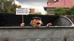 Protest. Selvhad er også for børn, når Arkens guider børnefamilier til Ciprian Muresans værk 'Jeg protesterer mod mig selv' (2011). 
