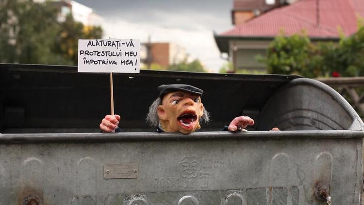 Protest. Selvhad er også for børn, når Arkens guider børnefamilier til Ciprian Muresans værk 'Jeg protesterer mod mig selv' (2011). 