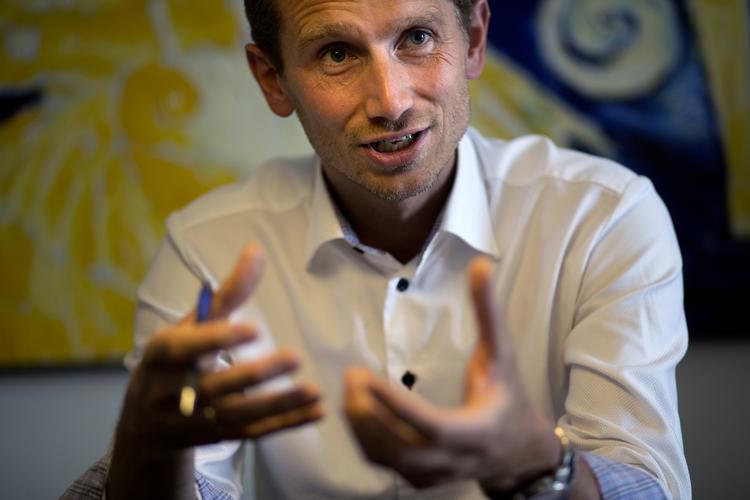 kritisk. Kristian Jensen påpeger, at sagen om branden på Vejlegården har udgjort »et meget, meget langstrakt forløb«, og at domstolene for flere måneder siden afviste at fængsle Amin Skov. 
