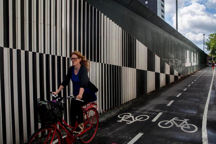 RELIEFFER. På Platanvej ved Frederiksberg Allé opdager mange slet ikke kilen, da der er fart på og man skal koncentrere sig om krydset. Ved Byggeriets Hus er der mere ro på, men til gengæld visuelt kaos. Foto: Simon Fals 
