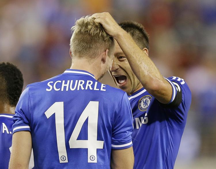 Champions. John Terry (bagerst) og det tyske nyindkøb Andre Schürrle er et solidt bud på en kommende engelsk mesterklub. Også hvis man spørger en computer. 