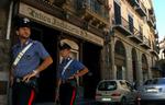 KRIMINALITETSBEKÆMPELSE. Selv om italiensk politi har haft held til at pågribe nogle af den organiserede kriminalitets spidser, så er det fortsat vanskeligt at slå bandeuvæsenet ned. Her patruljerer betjente foran en sandwichbutik, hvis ejer nægter at betale 'pizzo', beskyttelsespenge. 