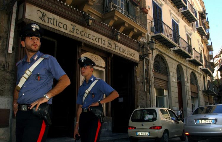 KRIMINALITETSBEKÆMPELSE. Selv om italiensk politi har haft held til at pågribe nogle af den organiserede kriminalitets spidser, så er det fortsat vanskeligt at slå bandeuvæsenet ned. Her patruljerer betjente foran en sandwichbutik, hvis ejer nægter at betale 'pizzo', beskyttelsespenge. 