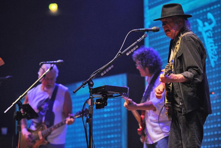 Øv. Der var mange, der havde glædet sig, men mon ikke den gamle canadier finder et andet tidspunkt at gæste landet på, når ulykkerne har lagt sig. Hvad de så end består i. Her er vi til koncert med Young i Köln 13. juli i år. 