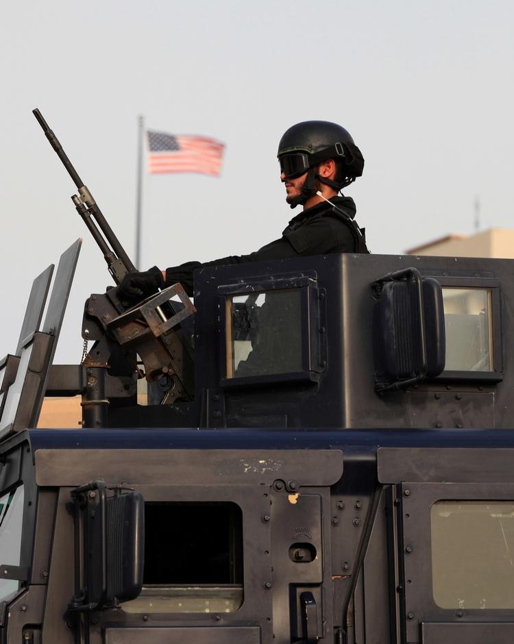 påpasselighed. USA har øget sikkerheden ved mange ambassader. Billedet er fra i søndags foran den amerikanske ambassade i Bahrains hovedstad, Manama. 