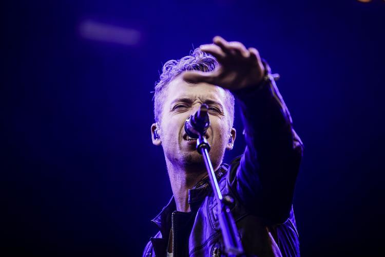 singalong. Mads Langer fik til sidst alle til at synge med på Skanderborg festivalen. 