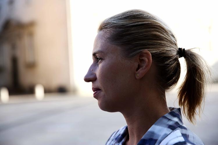 fortsætter. Mette Frederiksen på vej til dagens ministermøde hos Socialdemokraterne. Hun beholder sig post som beskæftigelsesminister og sin plads i regeringens magtfulde økonomiudvalg. 