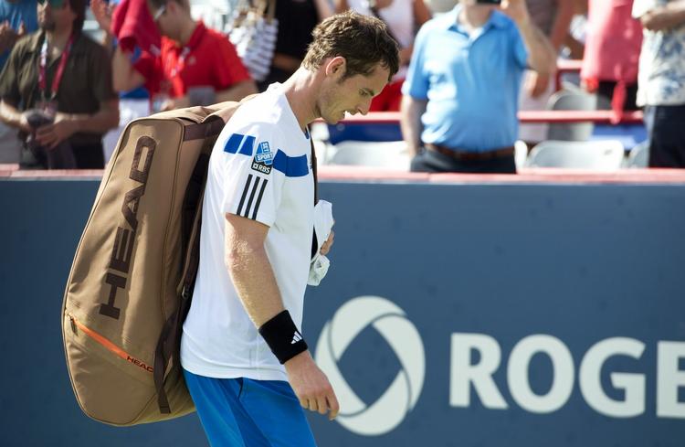 exit. Andy Murray må nedbøjet forsvinde fra banen i Montreal før Ernests Gulbis, som kunne fejre en overraskende sejr mod den britiske Wimbledon-vinder. 
