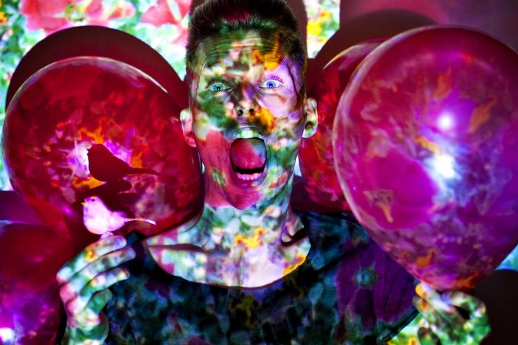 Medgang. Simon Staho er blevet berygtet i dansk film for at lave dyre produktioner, som ikke tjener pengene ind. 'Miraklet' skulle have haft dansk premiere i marts med titlen 'En dans på roser'. 