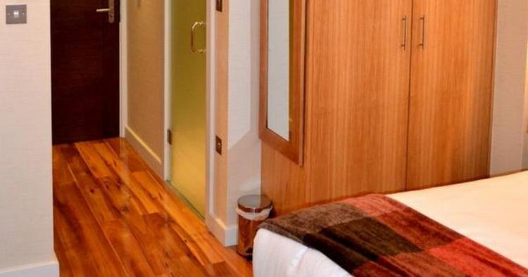 Lyst. Hotellet The Jade er holdt i skandinavisk stil med trægulve – en sjældenhed på britiske hoteller. 