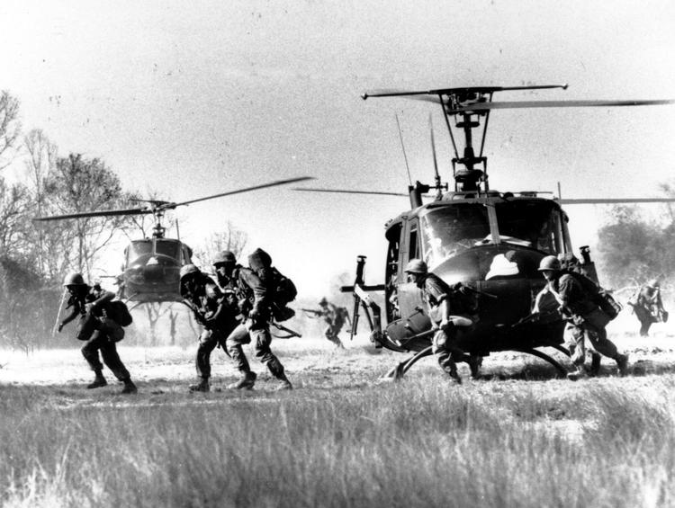 Krig. Det var angivligt et bombeangreb under Vietnam-krigen, der fik en far til at tage sit spædbarn under armen og flygte ind i junglen. 