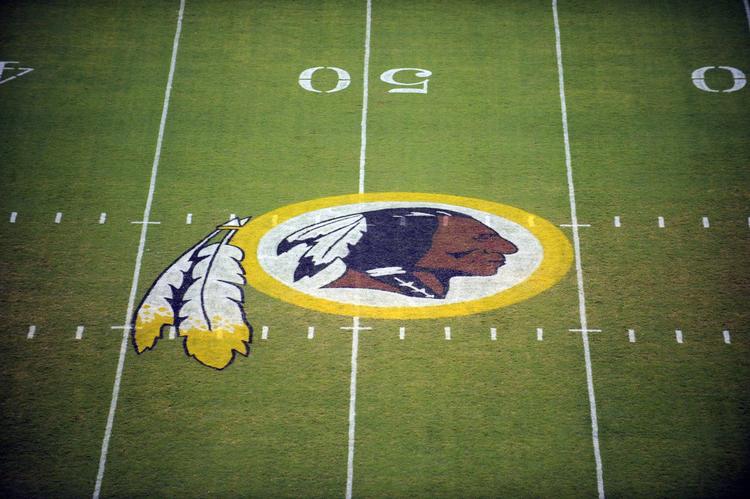 nedsættende. Washington Redskins har et indianerhoved som logo. 