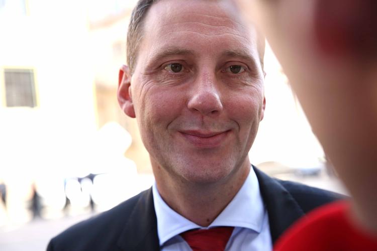 UDSKIFTET. Nick Hækkerup (S) har fået Forsvarsministeriet taget fra sig og skal i stedet over i Udenrigsministeriet og være handels- og europaminister. 