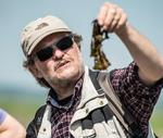 Plantemad. Når man er på tangsafari på Skarø i det sydfynske øhav, bliver man præsenteret for en hel del af de positive effekter, det har at spise vandplanten. Men også for tangens andre egenskaber som konsistensregulator i for eksempel is. Tangen gør isen meget let. Så let, at tangbegejstrede Helle Brønnum Carlsen klemte syv kugler ned under safarituren. 
