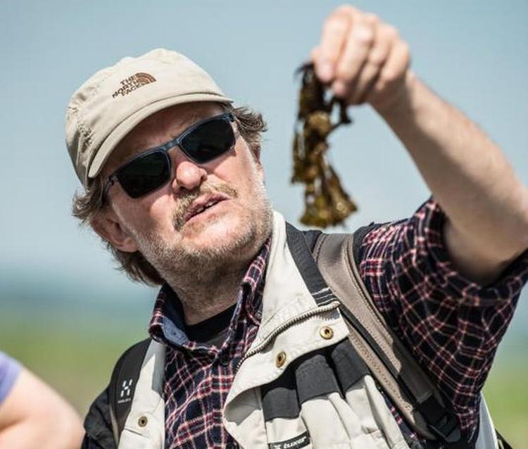 Plantemad. Når man er på tangsafari på Skarø i det sydfynske øhav, bliver man præsenteret for en hel del af de positive effekter, det har at spise vandplanten. Men også for tangens andre egenskaber som konsistensregulator i for eksempel is. Tangen gør isen meget let. Så let, at tangbegejstrede Helle Brønnum Carlsen klemte syv kugler ned under safarituren. 