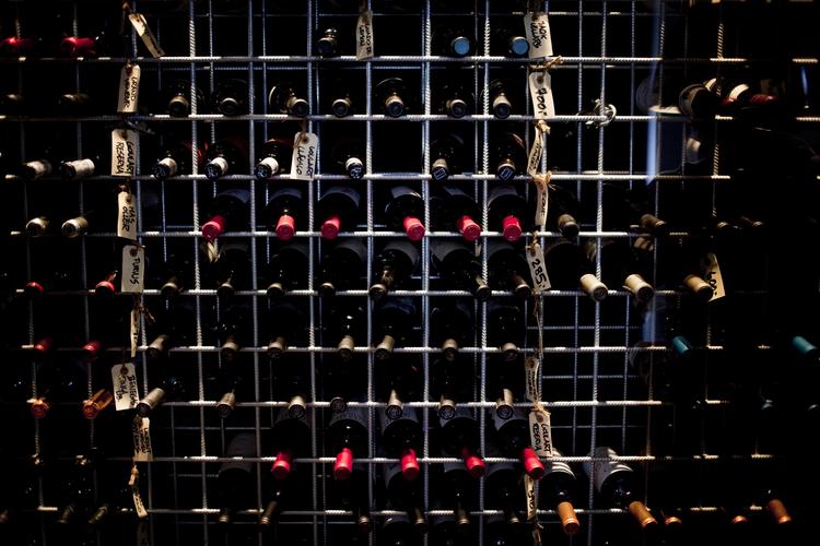 Miljørigtigt. Vinimportøren Sune Rosforth mener, at naturvin smager bedre, hvis den er fragtet fra producenten til importøren med naturens vind. 
