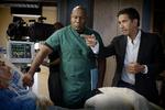 PRODUCER. Sanjay Gupta (th) ses her under optagelserne til en ny dramaserie, der bygger på bestselleren 'Monday Mornings', som han har skrevet. 