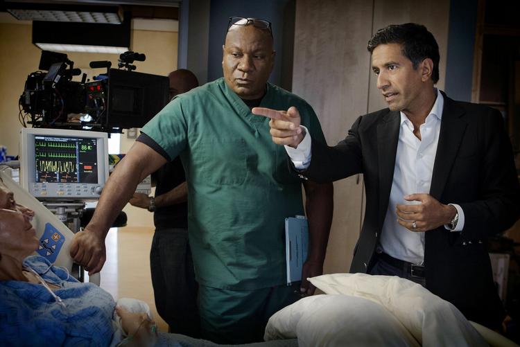PRODUCER. Sanjay Gupta (th) ses her under optagelserne til en ny dramaserie, der bygger på bestselleren 'Monday Mornings', som han har skrevet. 