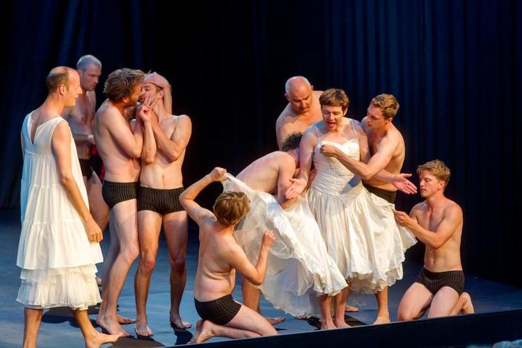 Magtkamp. Mageløs, fysisk Shakespeare indtager Kronborg med lutter mænd til at dyste på scenen. 