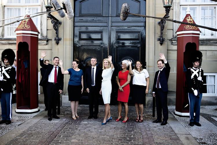 hejhej. Statsminister Helle Thorning-Schmidt præsenterer sine nyudnævnte ministre, efter at de har været på besøg hos kronprins Frederik på Amalienborg. 