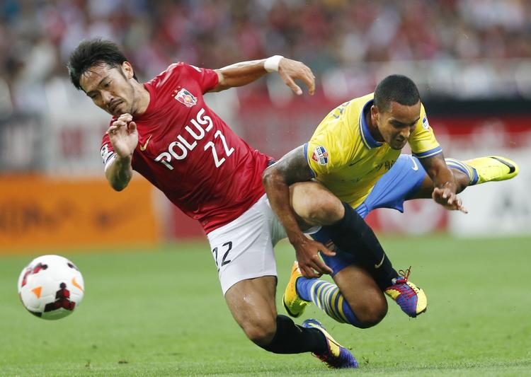 playoff. Arsenals Theo Walcott (th) har ikke fået ny angrebsmakker trods Londonklubbens forsøg på at gøre store indkøb før sæsonstart. 