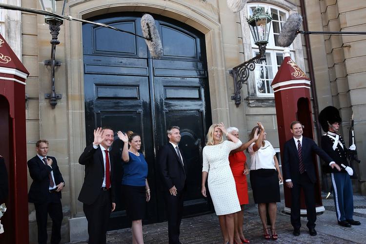ROKADE. De nye ministre fik lov at hilse på Kronprinsen under audiensen, da dronningen er på ferie. 