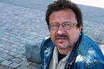 fastspændt. Karl Bach Jensen er 62 år. Han har flere gange prøvet at blive spændt fast med bælte og remme til en seng på en psykiatrisk afdeling. 