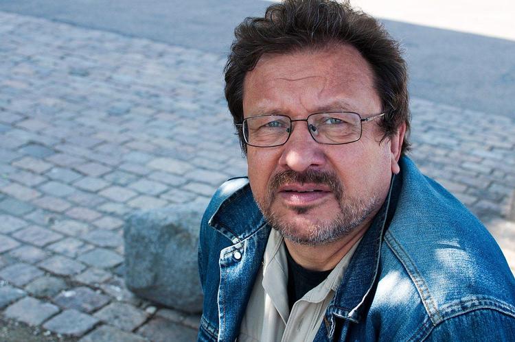 fastspændt. Karl Bach Jensen er 62 år. Han har flere gange prøvet at blive spændt fast med bælte og remme til en seng på en psykiatrisk afdeling. 