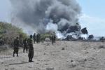 Flystyrt. Flyulykken i Mogadishu har udløst en enorm søjle af røg. 
