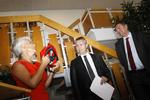 GAVE. Henrik Sass Larsen (S) fik en rød sikkerhedshjelm i indtrædelsesgave af Anette Vilhelmsen. Den skal beskytte ham, når han kommer i uvejr, lod hun forstå. 