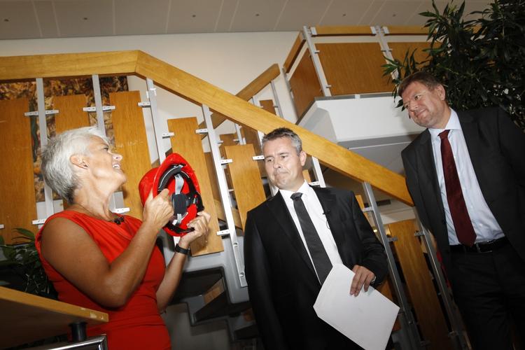 GAVE. Henrik Sass Larsen (S) fik en rød sikkerhedshjelm i indtrædelsesgave af Anette Vilhelmsen. Den skal beskytte ham, når han kommer i uvejr, lod hun forstå. 