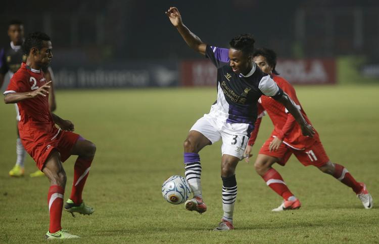 voldelig. Raheem Sterling (midt) i kamp for Liverpool mod Indonesien 20. juli. 