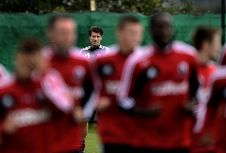 lodtrækning. Michael Laudrup (bagerst) holder øje med spillerne under træning i Swansea. 