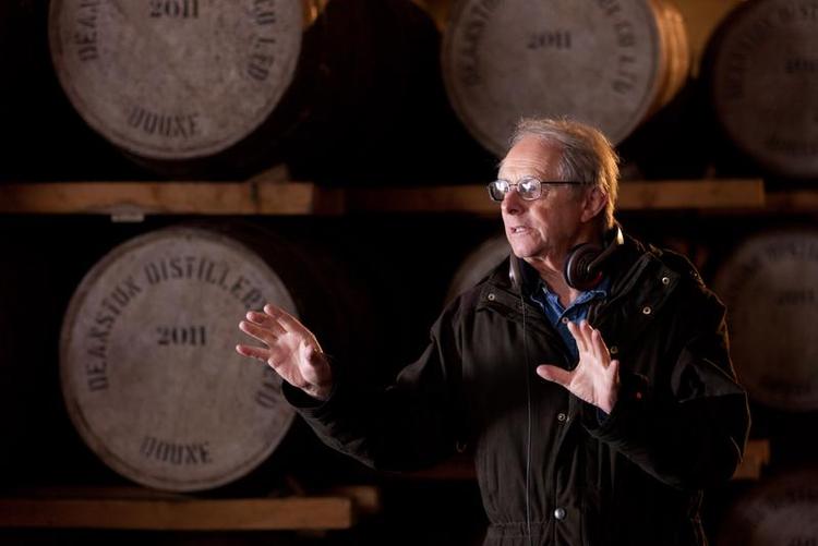 Overskyet. Instruktøren Ken Loach glemmer aldrig helt alvoren i sine nye, muntre film, om en ung fyr, der får en mulighed for at bryde med kriminaliteten. 