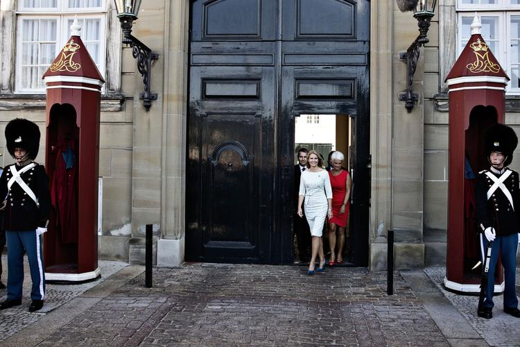 AUDIENS. Efter det nye ministerhold i dag havde været i audiens på Amalienborg, mente Statsministeren ikke, at tiden var til spørgsmål om regeringens popularitet. 