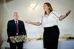 Goddagogfarvel. Pia Olsen Dyhr gav Henrik Dam Kristensen et modeltog fra Fætter BR, så han ikke længere behøver bekymre sig om »tog til tiden«. 
