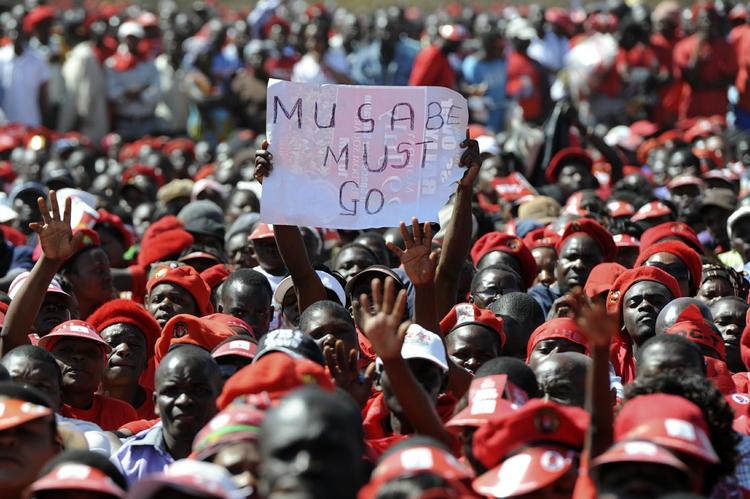 Svindelmistanke. Mange har stillet spørgsmålstegn ved resultatet af præsidentvalget i Zimbabwe, hvor den siddende præsident Robert Mugabe skulle have fået 60 procent af stemmerne. 