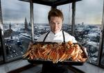HØJTSIGTENDE. Allerede inden Søren Selin blev ansat som køkkenchef på AOC, formåede han at begejstre madanmeldere i restauranten Alberto K på tyvende etage af Radisson Blu Royal Hotel. 