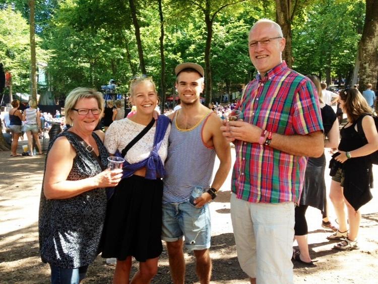 Træf. Familien Søvsø mødes til Smukfest for at spise en god frokost. 