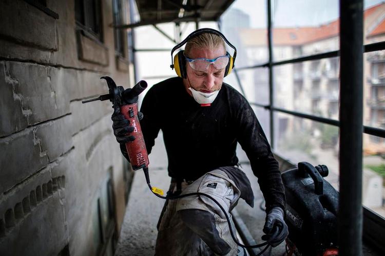 Lærlingekrav. Lars Christensen mangler et halvt år, til han er udlært hos Øens Murerfirma, og arbejder i øjeblikket med at renovere en kommunal bygning på Vesterbro. 