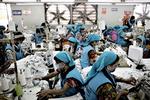 ARBEJDSFORHOLD. Tekstilarbejderes arbejdsforhold i lande som Bangladesh tages meget alvorligt, men diskussion bør ikke blandes sammen med modeugen, siger Dansk Mode &amp; Textil efter et debatindlæg fra Red Barnet. 