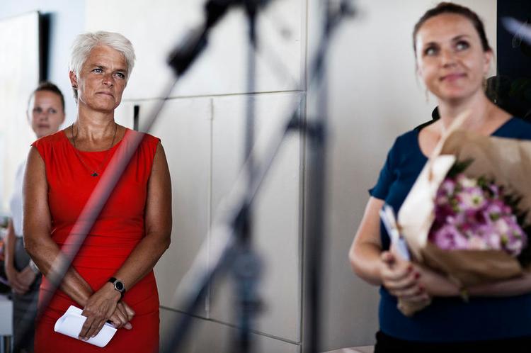 skiftedag. Annette Vilhelmsen fik i går overdraget nøglerne til socialministeriet fra Karen Hækkerup. 