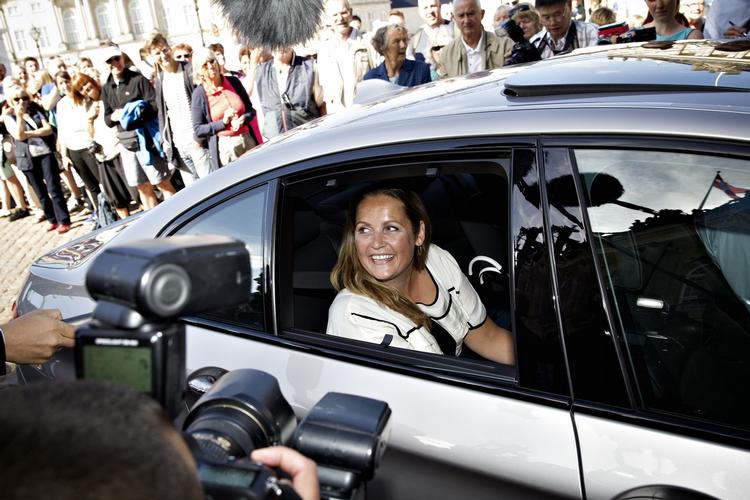 jobskifte. Pia Olsen Dyhr valgte bilen, da hun i går skulle til Amalienborg for at blive præsenteret for kronprinsen som landets nye transportminister. 